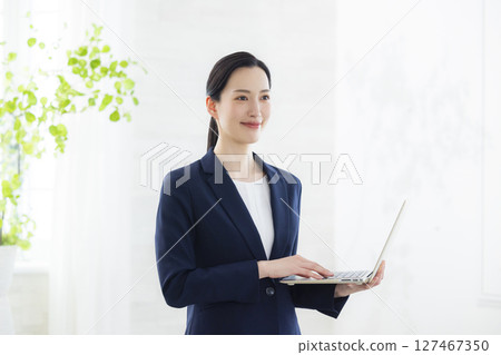 帶筆記本電腦的微笑女商人 127467350