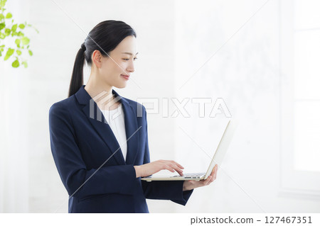 帶筆記本電腦的微笑女商人 127467351