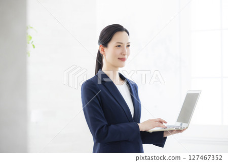 帶筆記本電腦的微笑女商人 127467352