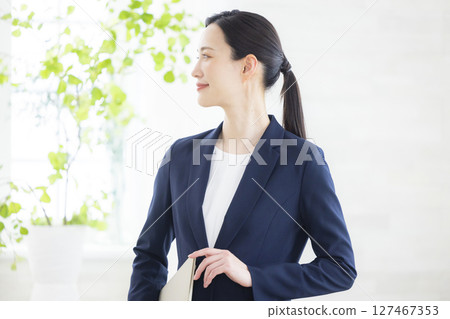 帶筆記本電腦的微笑女商人 127467353