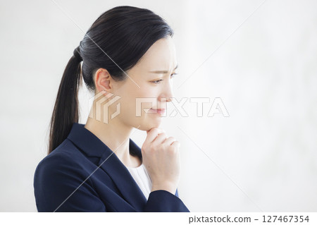 帶筆記本電腦的微笑女商人 127467354