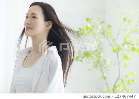 做頭髮護理的女性 127467447