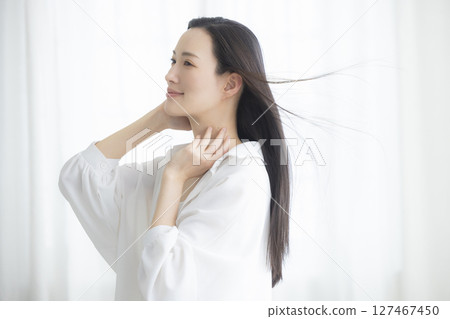 做頭髮護理的女性 做頭髮護理的女性 127467450