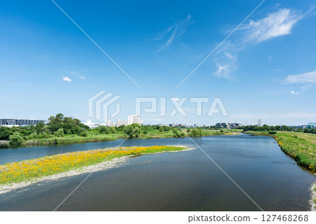 從東京狛江市本泉町多摩渡槽眺望多摩川 127468268