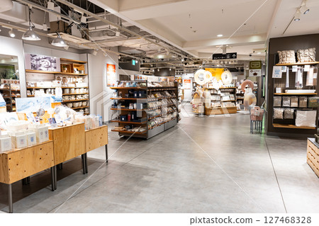 Shopping at 3COINS +plus Mizonokuchi Nocti Plaza store, Mizonokuchi Station, Mizonokuchi, Takatsu Ward, Kawasaki City, Kanagawa Prefecture 127468328