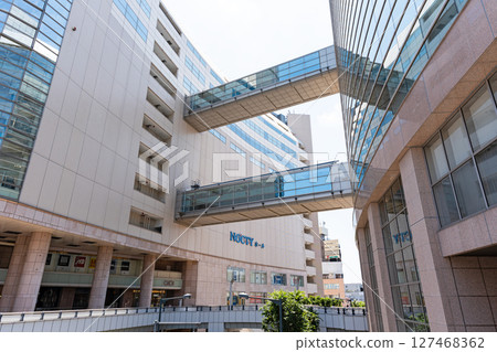 The connecting passage between NOCTY and OIOI (Nocty and Marui) from outside, in front of Mizonokuchi Station, Mizonokuchi, Takatsu Ward, Kawasaki City, Kanagawa Prefecture 127468362