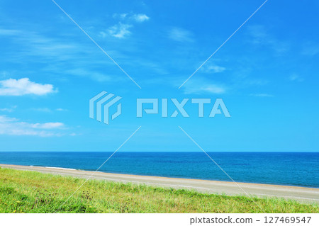北海道夏季藍天和鄂霍次克海 北海道夏季藍天和鄂霍次克海 127469547