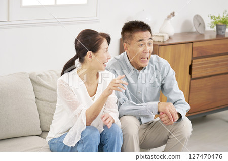 老夫妻在客廳看電視 127470476