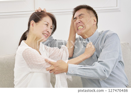 Couple, arguing senior couple, living room 127470486
