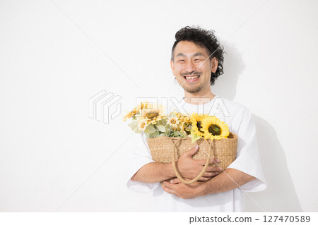 拿著向日葵的中年男人 一個開朗有趣的男人 127470589
