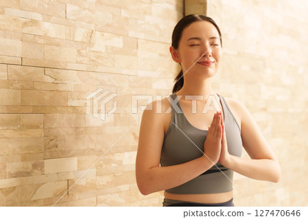 A woman who plays hot yoga 127470646