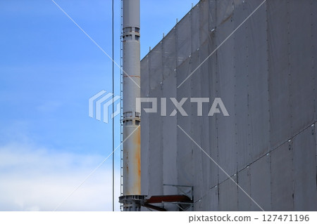 Construction crane 127471196