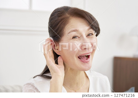 客廳裡戴著助聽器的老年婦女 127471216