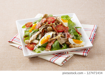 三種蘑菇熱沙拉 127471434