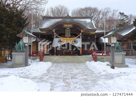 Kotohira Shrine in Nemuro, the easternmost town in Japan (winter scene) 127471444
