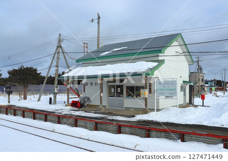 Snow piles up on the premises of Ochiishi Station on the Hanasaki Line (Nemuro City, Hokkaido) 127471449