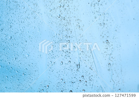 雨滴附在窗戶玻璃上 雨滴附在窗戶玻璃上 127471599