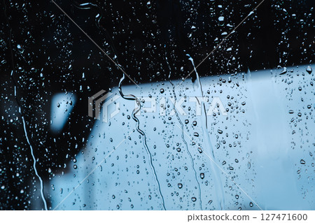 雨滴附在窗戶玻璃上 雨滴附在窗戶玻璃上 127471600