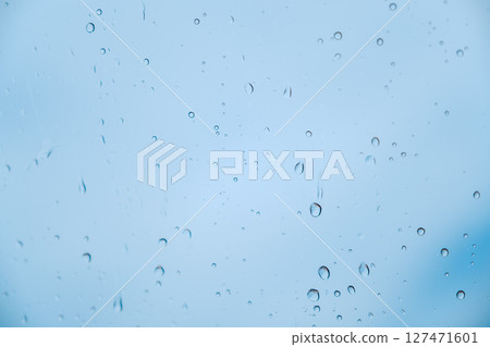 雨滴附在窗戶玻璃上 雨滴附在窗戶玻璃上 127471601