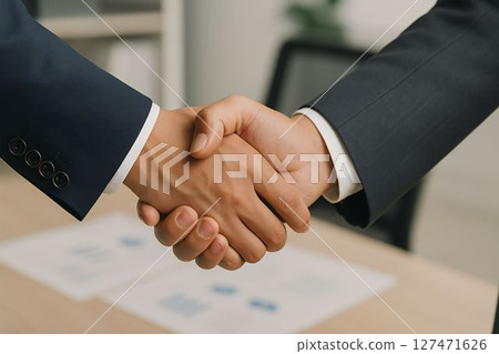 握手是商業場合中信任和成功談判的標誌 127471626