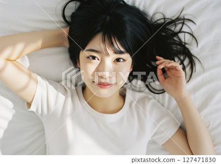 睡在床上的女人 127471830