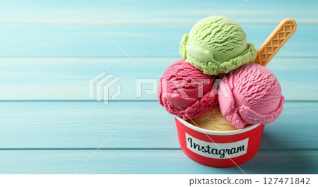 杯子裡的三色冰淇淋 杯子裡的三色冰淇淋 127471842