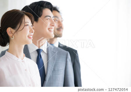 特寫鏡頭:三位男士和女士在商業場景中展望未來和目標,工作變動和希望的形象 特寫鏡頭:三位男士和女士在商業場景中展望未來和目標,工作變動和希望的形象 127472054