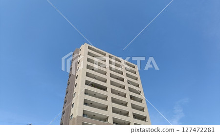 藍天白雲下格外醒目的公寓單元 127472281