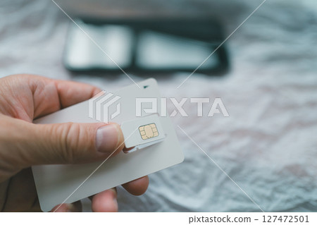 從背面取出 SIM 卡 127472501