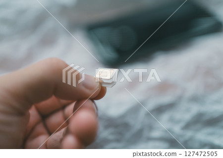 從背面取出 SIM 卡 從背面取出 SIM 卡 127472505