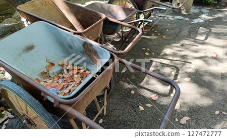 生鏽的獨輪車 生鏽的獨輪車 127472777