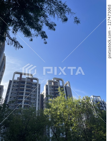 藍天下的現代建築與綠地 | 城市清晨住宅風景 | 藍天與現代建築風景 藍天下的現代建築與綠地 | 城市清晨住宅風景 | 藍天與現代建築風景 127473068