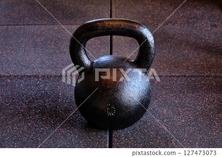 健身墊上的壺鈴 127473073