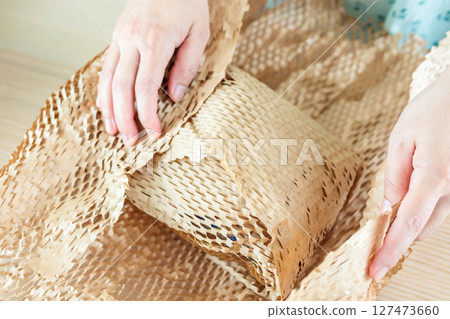 Eco friendly brown paper honeycomb wrap for product packaging parcel carton box 127473660