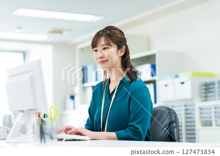 Business woman working in the office Business woman working in the office 127473834