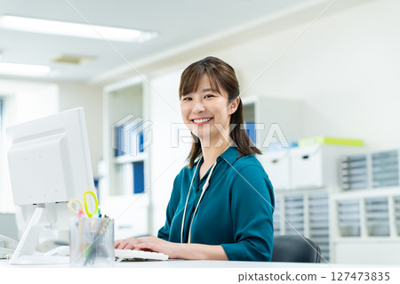 Business woman working in the office 127473835