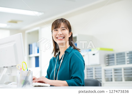 在辦公室工作的女商人 127473836