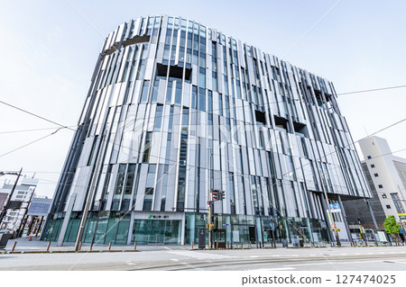 富山縣富山市：晴天的富山玻璃美術館和富山市圖書館 127474025