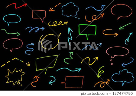 手繪塗鴉彩色粉筆、鉛筆箭頭圖示和黑色背景向量插圖集上的語音氣泡 127474790