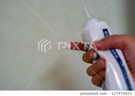 Wall hole repair caulking agent Wall hole repair caulking agent 127474853