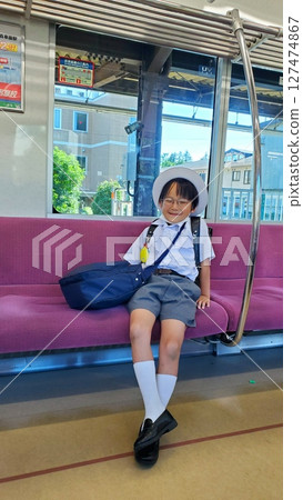 坐在火車上的小學生 坐在火車上的小學生 127474867