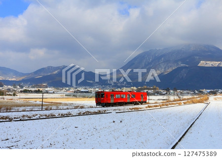 A train running through the Yufuin Basin in winter (Yufuin Town, Yufu City) A train running through the Yufuin Basin in winter (Yufuin Town, Yufu City) 127475389