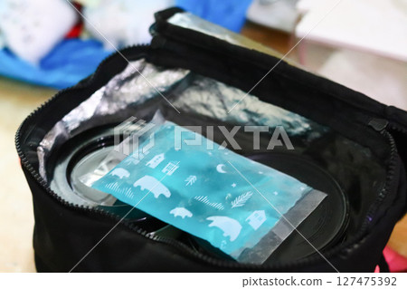 冷藏袋和冰袋裡的午餐盒 | 炎熱天氣的午餐準備 127475392