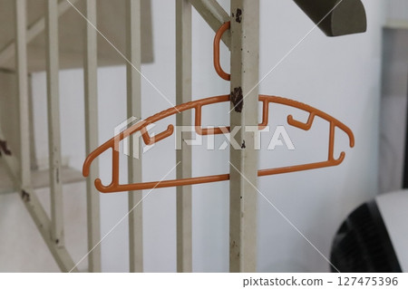 扶手上懸掛的衣架 | 用於室內臨時存放和清洗 扶手上懸掛的衣架 | 用於室內臨時存放和清洗 127475396