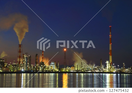 夜晚的海濱工廠 127475432