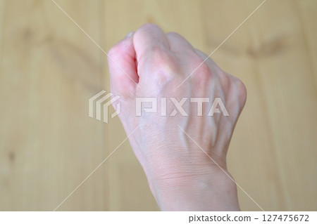 Blood vessels of a woman in her 40s Blood vessels of a woman in her 40s 127475672