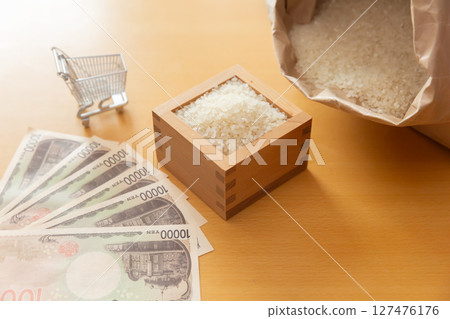 Rice in a bowl, a 10,000 yen note, rice in a measuring box, a bag of rice, and a shopping cart. Images of rice prices Rice in a bowl, a 10,000 yen note, rice in a measuring box, a bag of rice, and a shopping cart. Images of rice prices 127476176