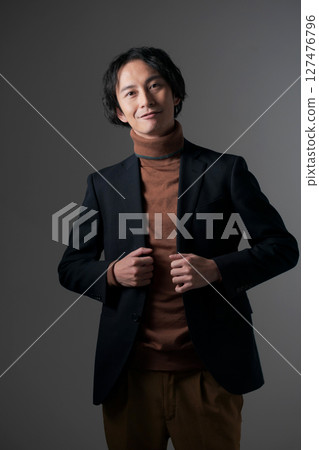 一個穿著夾克的男人 127476796