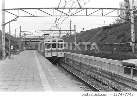 月見野站（當時為中央林間線延長工程的終點站），8527次列車等開往永田町方向，1982年11月20日出發 127477742