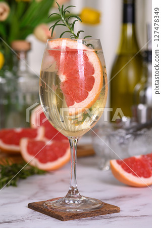 Grapefruit Prosecco Gin Spritz Cocktail 127478349